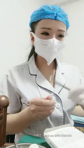 美容院大夫工作中玩直播给骚女做处女摸修复术直播给狼友看，自己还漏奶子玩奶头诱惑狼友，给逼逼打针真刺激 — 2023